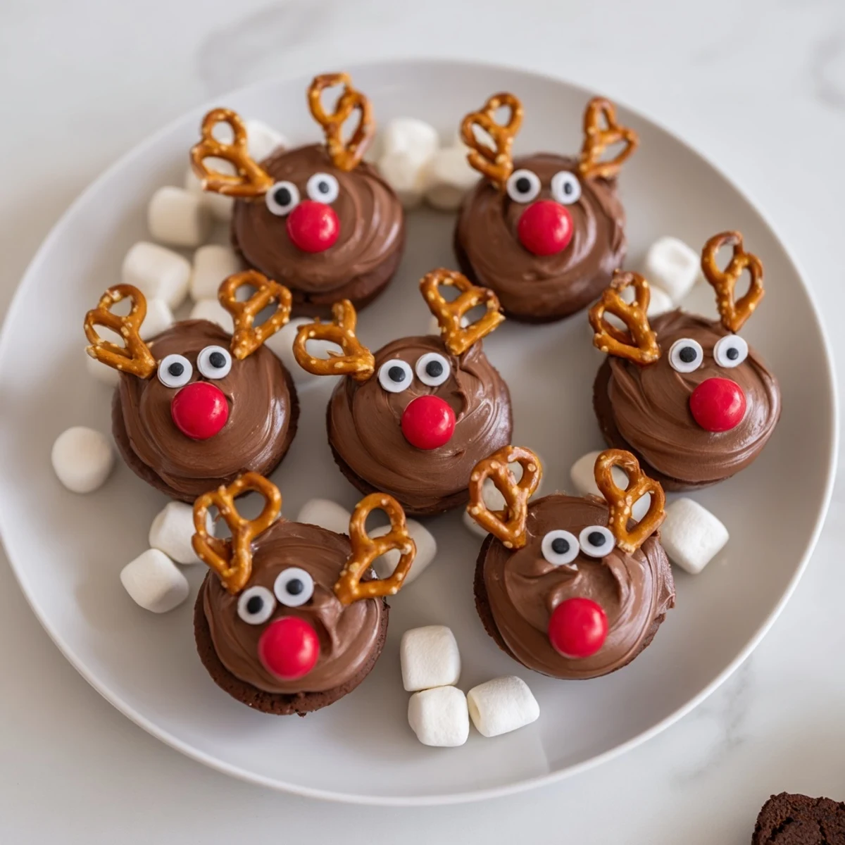 Get ready for fun: adorable chocolate reindeer pudding cups with pretzels and candy features.
